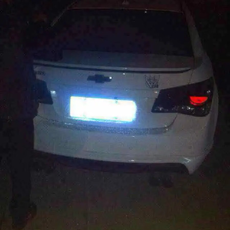 夜間安裝的車輛道閘監(jiān)控?cái)z像頭無法識(shí)別車牌，出現(xiàn)反光、白光的情況，應(yīng)該如何處理