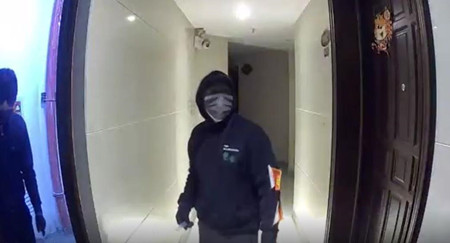 家用監(jiān)控攝像頭曝光監(jiān)控畫面，大門口兩男子行跡鬼祟