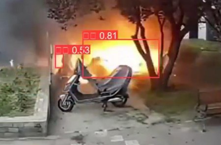 隨著科技的不斷進(jìn)步，AI人工智能已經(jīng)深入到生活的方方面面，特別是在安全監(jiān)控領(lǐng)域，AI視頻監(jiān)控已經(jīng)成為保障公共安全的重要手段。今天，我們將重點(diǎn)探討AI視頻監(jiān)控與火焰識(shí)別算法如何共同守護(hù)我們的安全，開啟智能防控新篇章。  AI視頻監(jiān)控具有強(qiáng)大的智能分析和處理能力，能夠?qū)崿F(xiàn)對監(jiān)控區(qū)域的實(shí)時(shí)監(jiān)控、目標(biāo)識(shí)別、行為分析等功能。而火焰識(shí)別算法則是AI視頻監(jiān)控的重要應(yīng)用之一，通過對監(jiān)控畫面中的火焰特征進(jìn)行識(shí)別和分析，及時(shí)發(fā)現(xiàn)火情，為滅火救援爭取寶貴時(shí)間。  火焰識(shí)別算法采用了先進(jìn)的計(jì)算機(jī)視覺技術(shù)和深度學(xué)習(xí)算法，能夠在復(fù)雜的監(jiān)控畫面中準(zhǔn)確識(shí)別火焰特征。一旦檢測到火焰，系統(tǒng)會(huì)立即觸發(fā)報(bào)警，將火情信息實(shí)時(shí)推送給相關(guān)人員，實(shí)現(xiàn)快速響應(yīng)。  除了火災(zāi)防控，AI視頻監(jiān)控和火焰識(shí)別算法在工業(yè)生產(chǎn)、森林防火、古建筑保護(hù)等領(lǐng)域也具有廣泛應(yīng)用。它們不僅可以提高安全監(jiān)控的效率和準(zhǔn)確性，還能有效降低人力成本，實(shí)現(xiàn)智能化、自動(dòng)化的安全管理。  總之，AI視頻監(jiān)控與火焰識(shí)別算法的結(jié)合，為公共安全防控帶來了革命性的變革。未來，隨著技術(shù)的不斷創(chuàng)新和完善，AI視頻監(jiān)控將在更多領(lǐng)域發(fā)揮重要作用，為我們的生活和工作提供更加安全、便捷的環(huán)境。